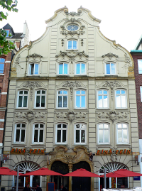  Fassade aus den Achtzigern des 19. Jh mit Rokoko-Teilen