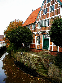 Wasserseite des Bauernhauses in Jork