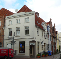 Klassizistisch anmutender Vorbau eines Lübecker Hauses