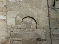 Romanischer Bogen in einer Kirchenwand in Lucca
