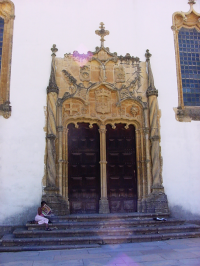 Eingang zu einem Teil der Universität Coimbra